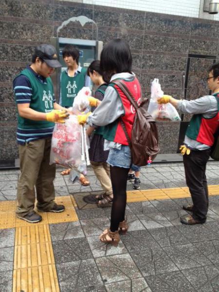 久々のアーケード街のおそうじ画像