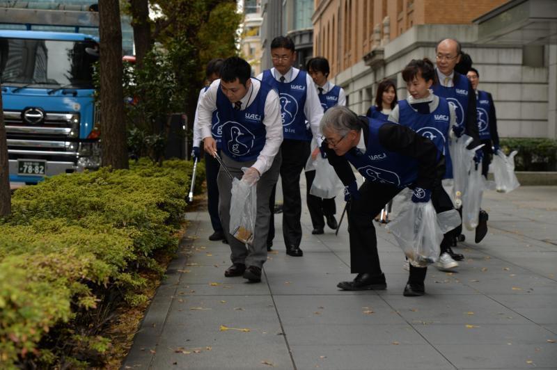 株式会社ＵＡＣＪの皆さんと大手町をおそうじしました！画像