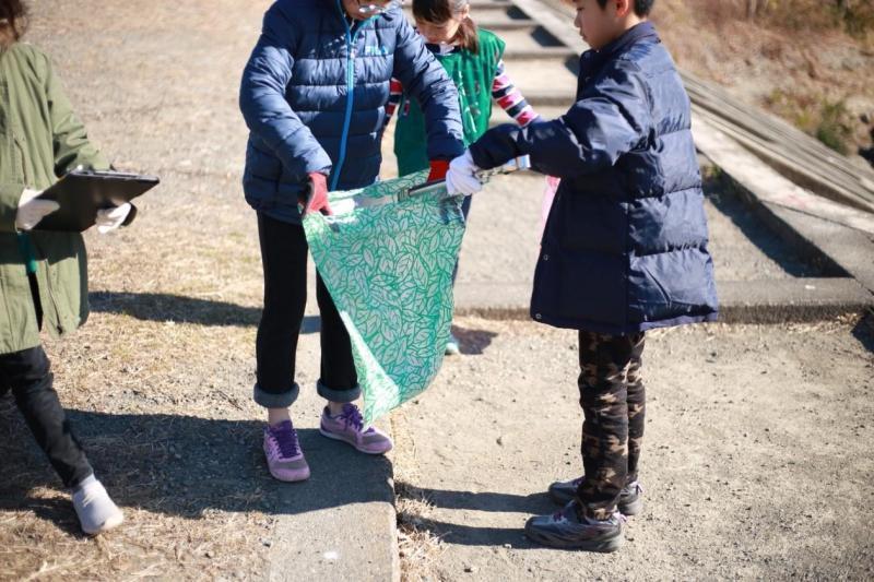 南鶴牧小学校のみんなと多摩川をごみ拾い！！画像