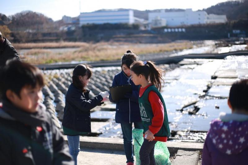 南鶴牧小学校のみんなと多摩川をごみ拾い！！画像