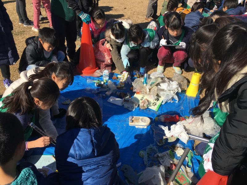 南鶴牧小学校のみんなと多摩川をごみ拾い！！画像