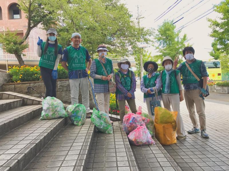 夏空の下でごみ拾い画像