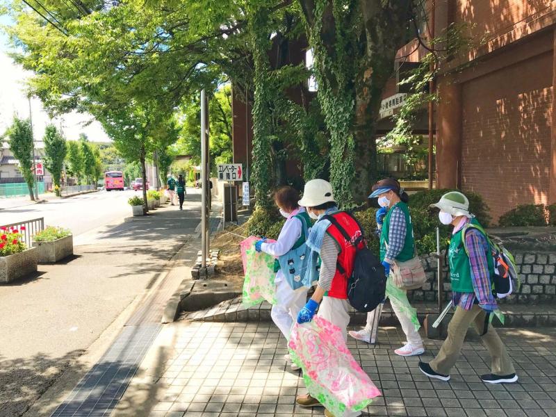 夏空の下でごみ拾い画像