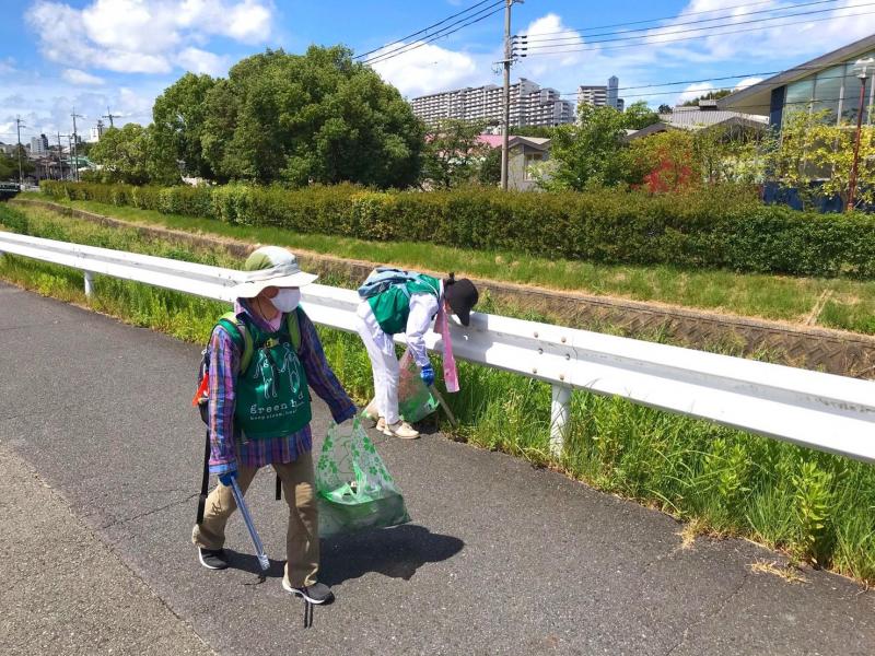 夏空の下でごみ拾い画像