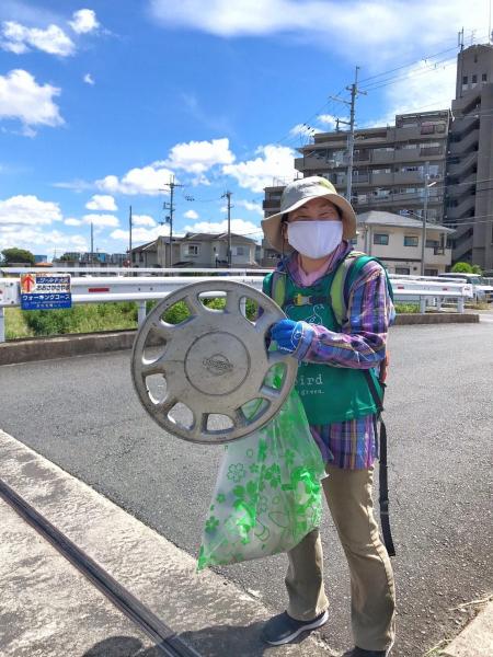 夏空の下でごみ拾い画像