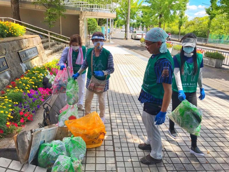 夏空の下でごみ拾い画像