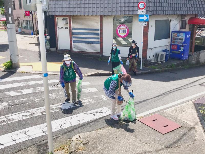 夏空の下でごみ拾い画像