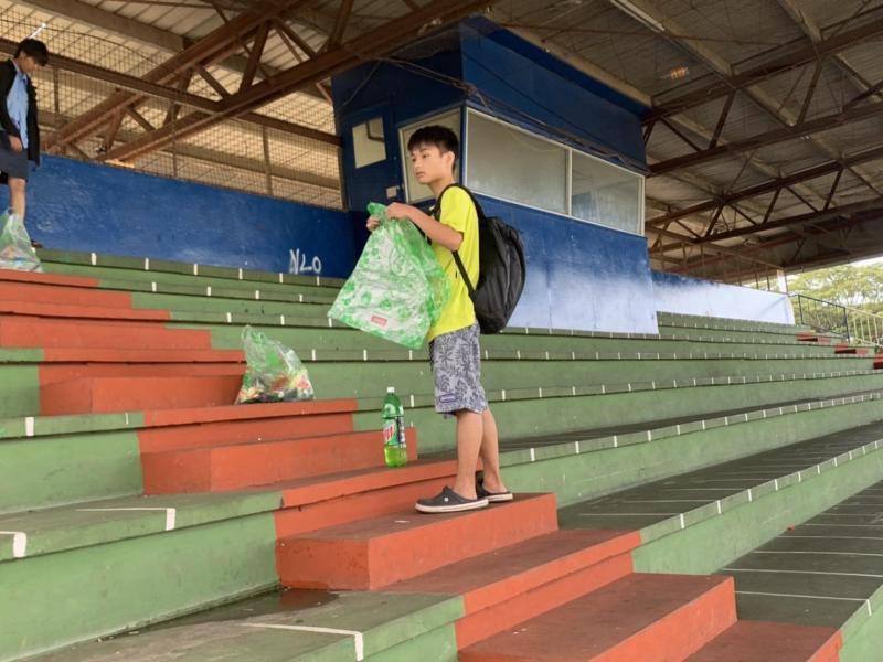 緊急ゴミ拾い活動　チャーチルパークスタジアムにて画像