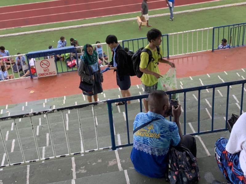 緊急ゴミ拾い活動　チャーチルパークスタジアムにて画像