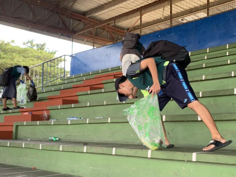 緊急ゴミ拾い活動　チャーチルパークスタジアムにて画像