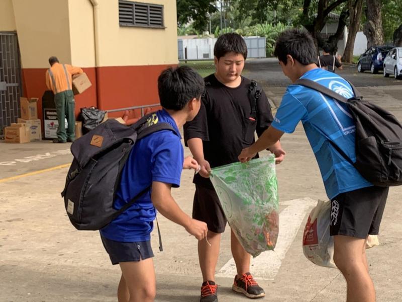 緊急ゴミ拾い活動　チャーチルパークスタジアムにて画像