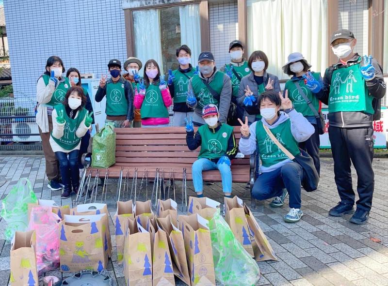 紅葉と青い空と緑のビブスと画像