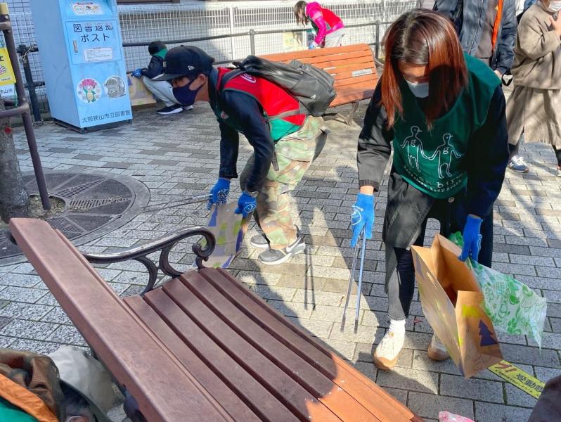 紅葉と青い空と緑のビブスと画像