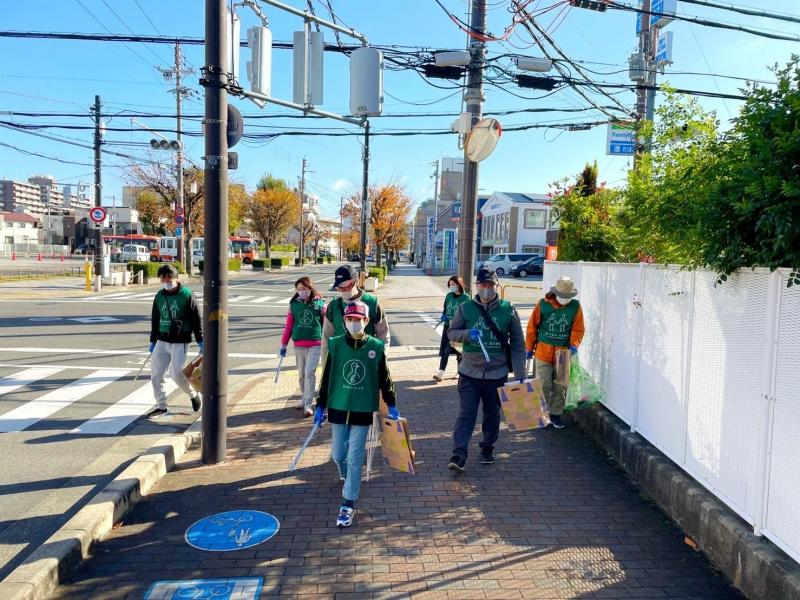 紅葉と青い空と緑のビブスと画像