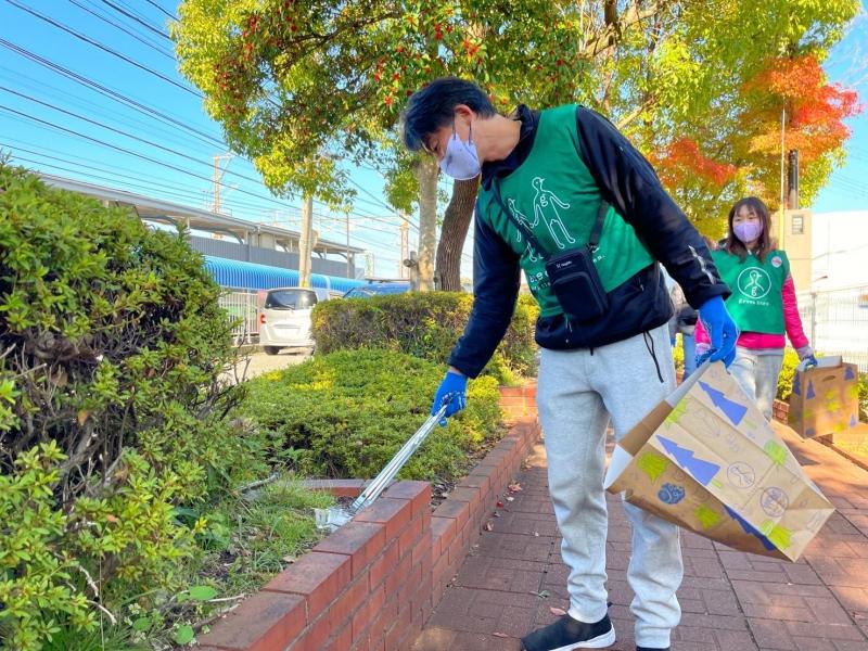 紅葉と青い空と緑のビブスと画像