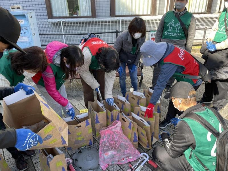 紅葉と青い空と緑のビブスと画像