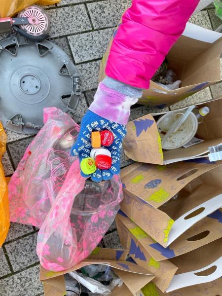 紅葉と青い空と緑のビブスと画像