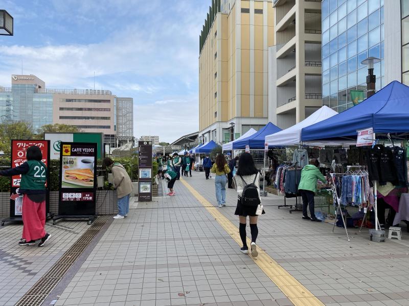 マルシェの前のお掃除画像