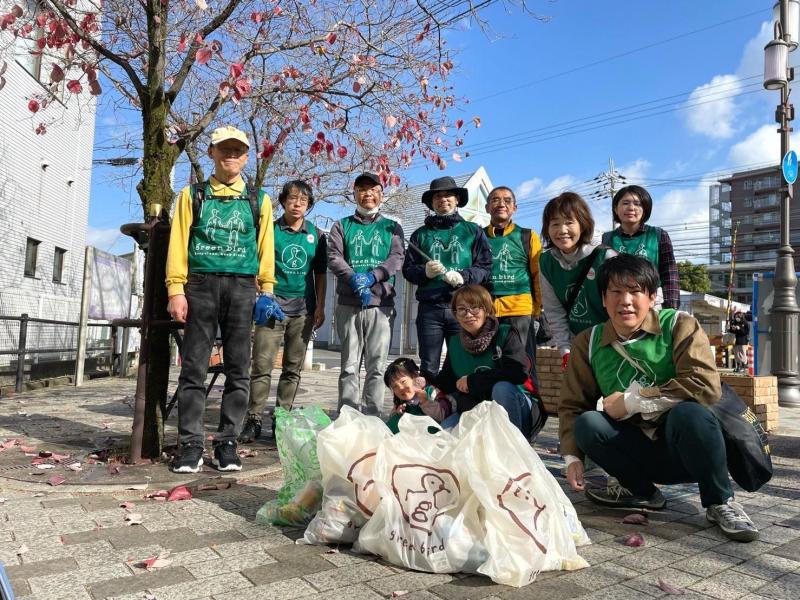 落ち葉にまぎれたごみを探して画像