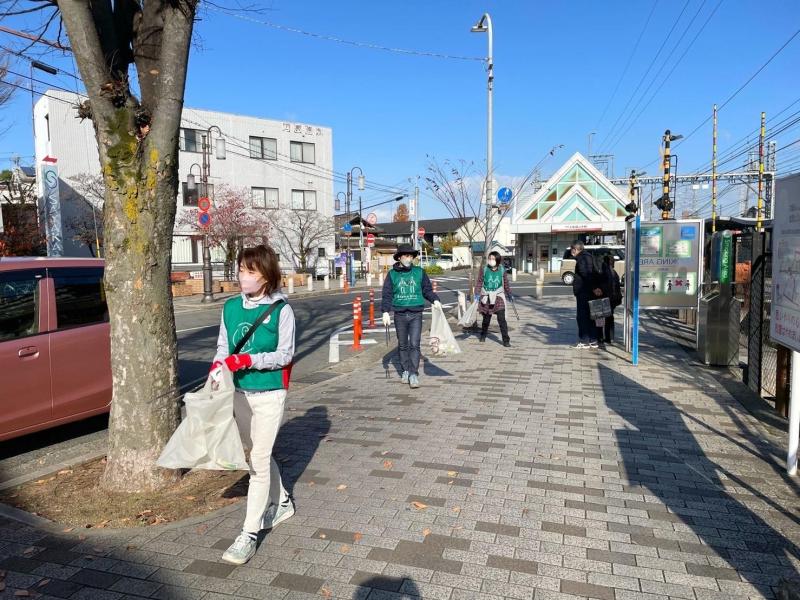 落ち葉にまぎれたごみを探して画像