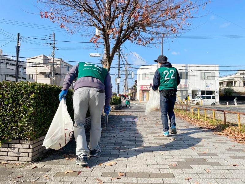 落ち葉にまぎれたごみを探して画像