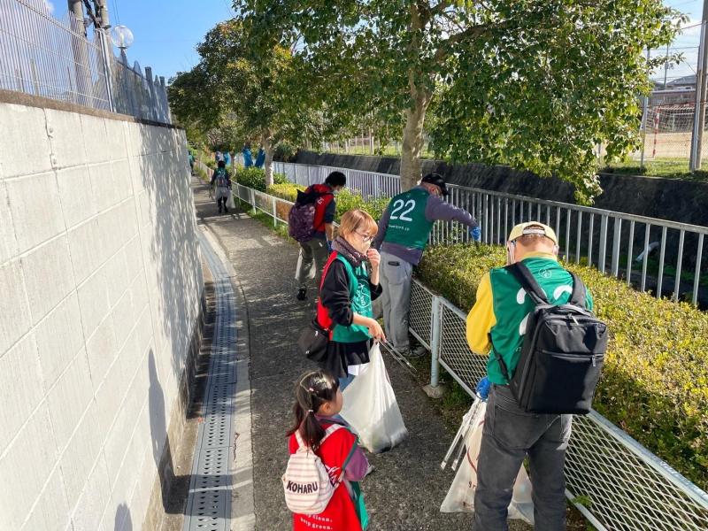 落ち葉にまぎれたごみを探して画像