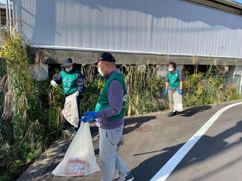 落ち葉にまぎれたごみを探して画像