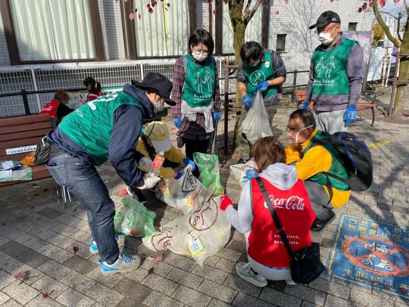 落ち葉にまぎれたごみを探して画像