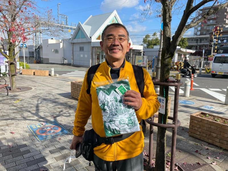 落ち葉にまぎれたごみを探して画像