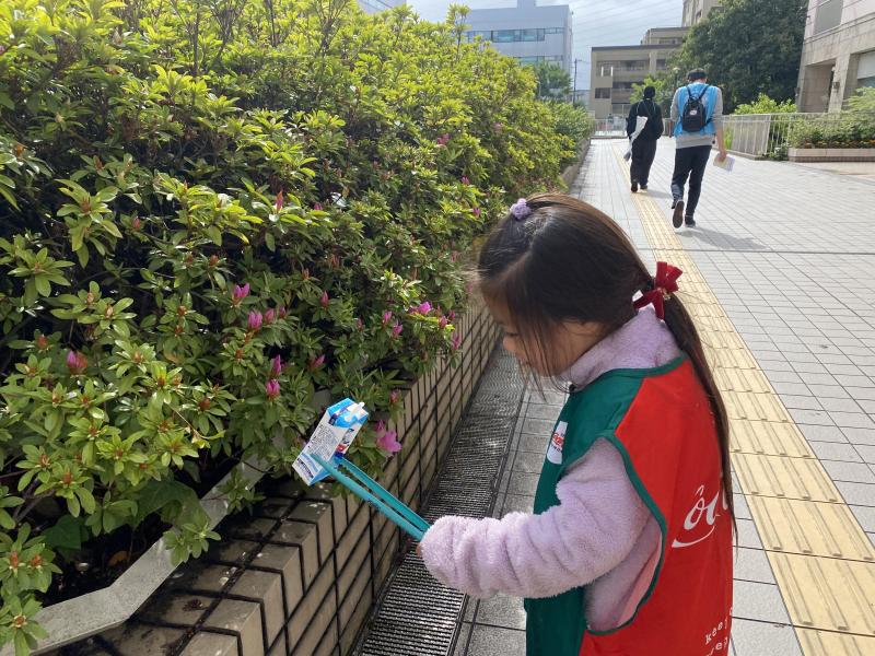 前日の雨風で、濡れたゴミひろい画像