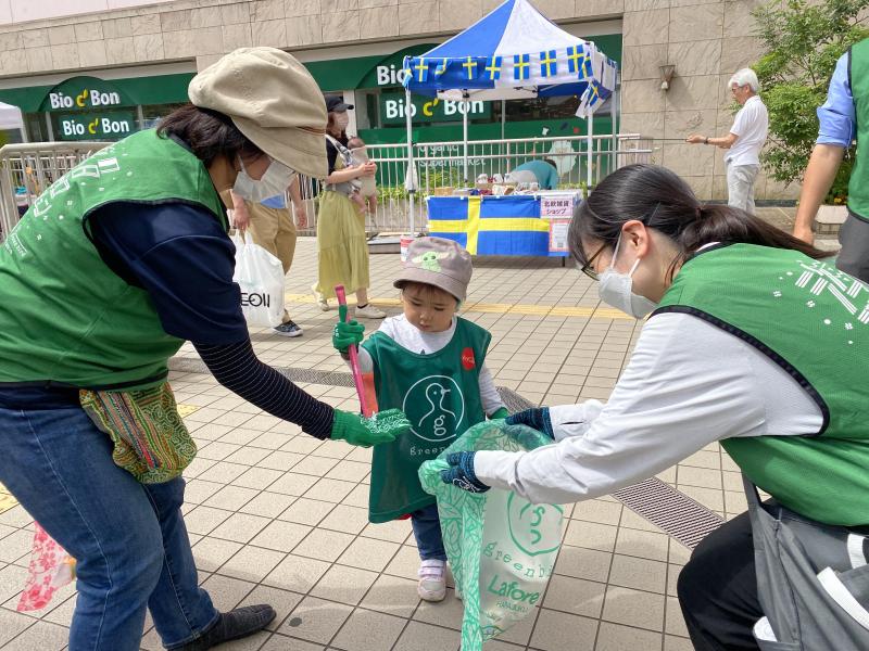 可愛いわんちゃんとお掃除画像
