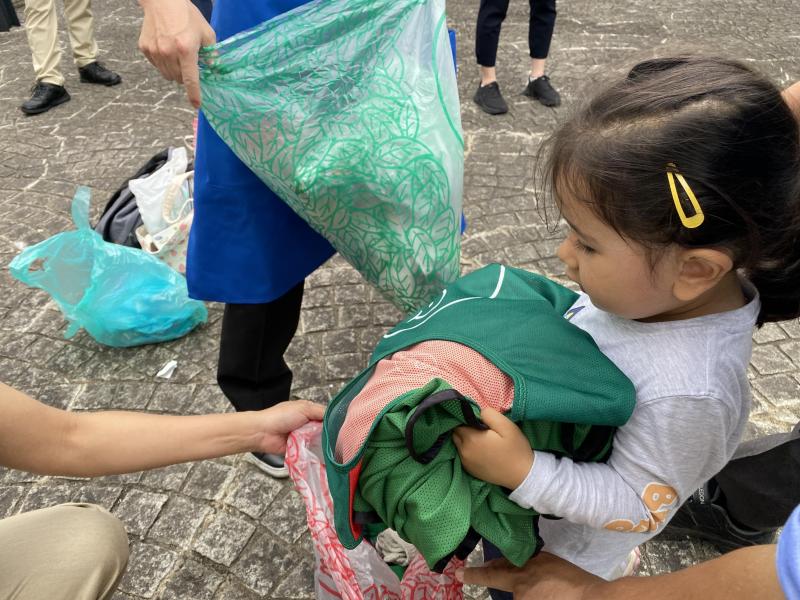 可愛いわんちゃんとお掃除画像