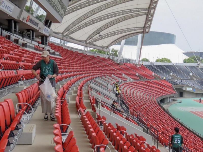 ロアッソ熊本　会場そうじ画像