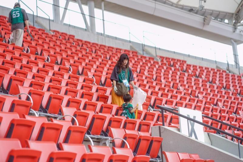 ロアッソ熊本　会場そうじ画像