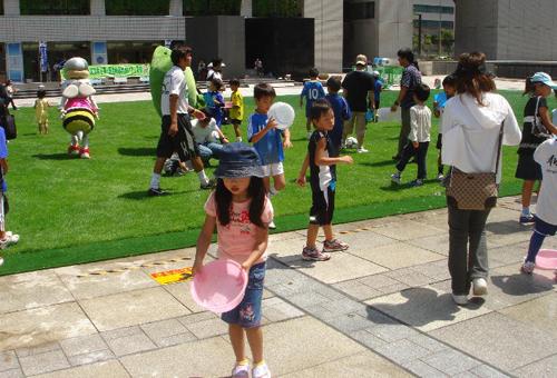 福岡市役所前で打ち水画像