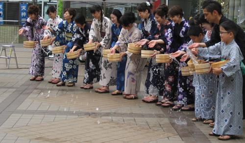 天神イムズ前で打ち水画像